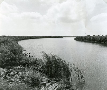 HV_TOLDIJK_07 De Bernisse, gezien vanaf de Toldijk, toegang tot het Voedingskanaal; ca. 1980