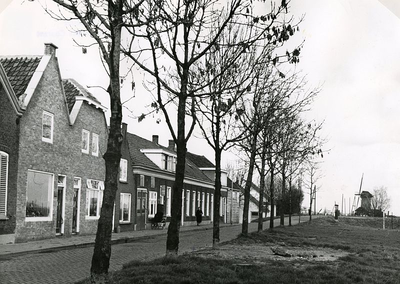 HV_VISSERSDIJK_01 Gezicht op de Vissersdijk met rechts de molen; December 1964