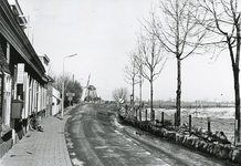 HV_VISSERSDIJK_02 Gezicht op de Vissersdijk met rechts de molen; februari 1963