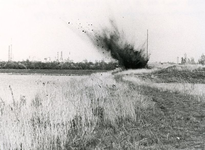 HV_WELLEWEG_02 Het laten ontploffen van de gevonden Duitse granaten bij de Put van Heenvliet door de Explosieven ...