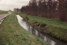 HV_WIELDIJK_15 Inspectie van ingezakte oevers van een sloot lang de Wieldijk; 1994