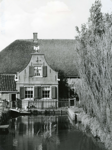 HK_AALDIJK_003 De boerderij Bouwlust - Zeldenrust uit 1611. Tegen het woonhuis is een zomerhuis gebouwd, met een vijver ...