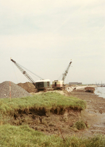 HK_AALDIJK_013 Het versterken van de Aaldijk door de aanleg van glooiwerken; ca. 1970