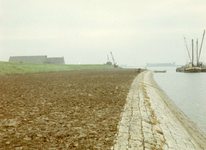 HK_AALDIJK_014 Het versterken van de Aaldijk door de aanleg van glooiwerken; ca. 1970