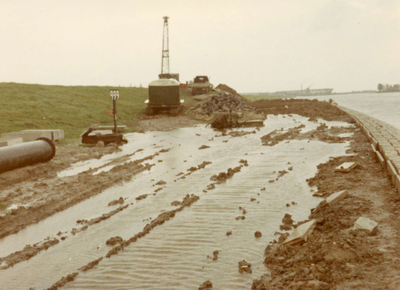 HK_AALDIJK_015 Het versterken van de Aaldijk door de aanleg van glooiwerken; ca. 1970