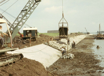 HK_AALDIJK_016 Het versterken van de Aaldijk door de aanleg van glooiwerken; ca. 1970