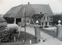 HK_AALDIJK_024 De boerderij Bouwlust - Zeldenrust uit 1611. De grote schuur en het woonhuis vormen een L-vormige ...