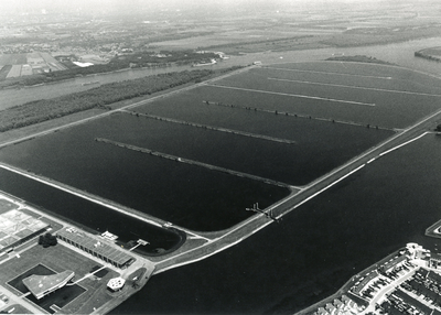 HK_BERENPLAAT_008 Luchtfoto van productielocatie Berenplaat van de drinkwatervoorziening in Rotterdam en Voorne-Putten; 1980