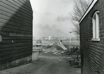 HK_MIDDELWEG_002 Kijkje op de Middelweg vanaf de Dorpsstraat. Op de achtergrond de nieuwbouw van Spijkenisse; 1985