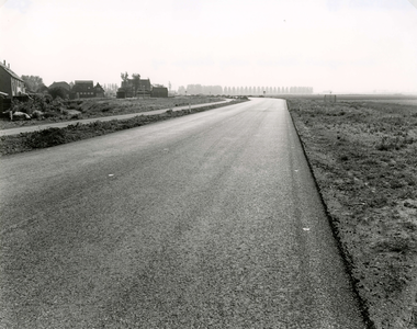 HK_MOLENEIND_003 Nieuw asfalt op het wegdek van het Moleneind; 1985