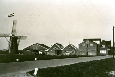 HK_MOLENEIND_013 Kijkje op het Moleneind met de molen van Hekelingen; 1950