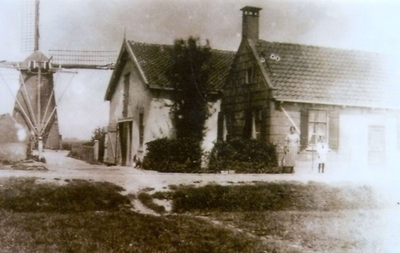 HK_MOLENEIND_015 Woningen en de molen van Hekelingen langs het Moleneind; ca. 1935