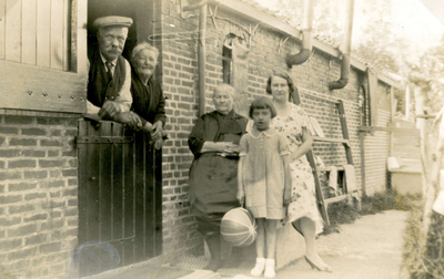 HK_PERSONEN_014 De heer Bas van 't Hof met zijn vrouw Kriena Wessel en familie; ca. 1935