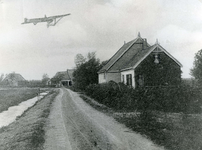HK_PRENTBRIEFKAART_005 Kijkje op woningen langs de Meeldijk. Links de boerderij van Maarten Snoei; ca. 1925