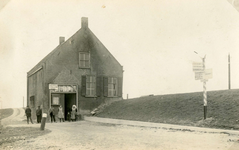 HK_VEER_004 Het veerhuis of Tolhuis bij de veerboot Hekelingen - Nieuw-Beijerland over het Spui; ca. 1920