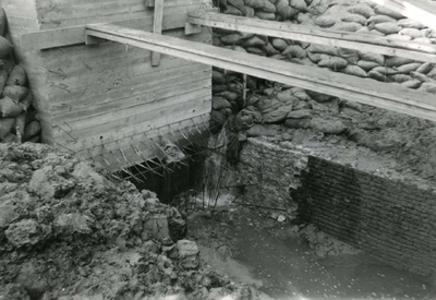 HK_VOLHARDING_034 Het vernieuwen van de duiker onder de Schuddebeursedijk bij Gemaal de Volharding; Augustus 1957