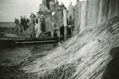HK_VOLHARDING_041 Het vernieuwen van de duiker onder de Schuddebeursedijk bij Gemaal de Volharding; Augustus 1957