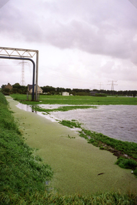 HK_WATEROVERLAST_008 Water in de polder Oud-Schuddebeurs tijdens de wateroverlast in september 1998. Woning van de ...