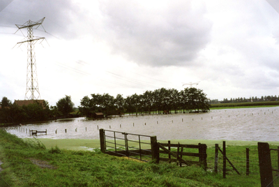 HK_WATEROVERLAST_010 Water in de polder Oud-Schuddebeurs tijdens de wateroverlast in september 1998. Boerderij van Piet ...