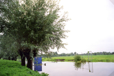 HK_WATEROVERLAST_018 Hoog water bij de stuw langs de Hekelingseweg bij de Dorpsstraat tijdens de wateroverlast in ...