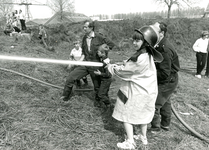 HE_BRAND_012 Kinderen spuiten met de brandweerspuit; 1986