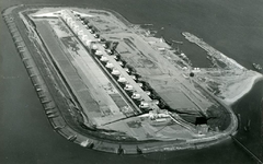 HE_DELTAWERKEN_001 Luchtfoto van het Werkeiland waarin het sluizencomplex wordt gebouwd; ca. 1965