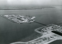 HE_DELTAWERKEN_019 Luchtfoto van het Werkeiland waarin het sluizencomplex wordt gebouwd; ca. 1968