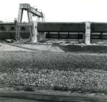 HE_DELTAWERKEN_030 Werkzaamheden aan de spuisluizen in de bouwput van de Deltawerken; oktober 1966