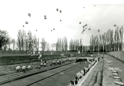 HE_DROOGDOK_014 Leerlingen van basisscholen laten ballonnen op in het Droogdok; ca. 1996