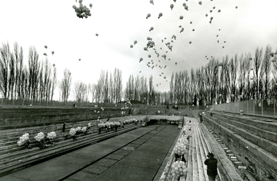 HE_DROOGDOK_015 Leerlingen van basisscholen laten ballonnen op in het Droogdok; ca. 1996