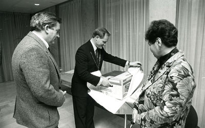 HE_GEMEENTE_007 Receptie bij het afscheid van burgemeester De Cloe; februari 1986