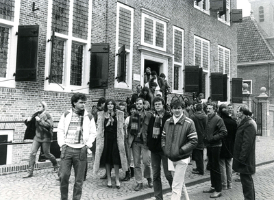 HE_GEMEENTE_011 Ambtenaren van de gemeente Hellevoetsluis verlaten boos het gemeentehuis; ca. 1986