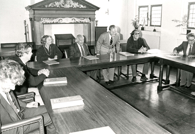 HE_GEMEENTE_012 Burgemeester De Cloe met een gezelschap in de raadzaal; ca. 1985