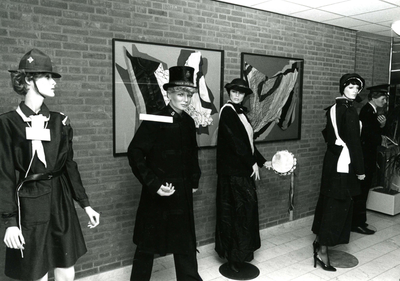 HE_GEMEENTE_013 Expositie van het Leger des Heils in de hal van het gemeentehuis; 28 januari 1988