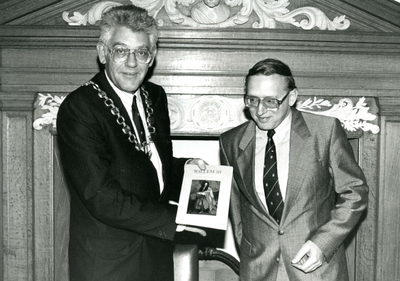 HE_GEMEENTE_018 Overhandiging van een boek over Willem III aan burgemeester v/d Jagt; 15 december 1988