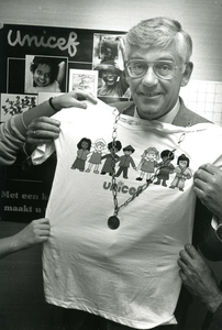 HE_GEMEENTE_023 Burgemeester A.P. v/d Jagt koopt een shirt van Unicef; 8 oktober 1987
