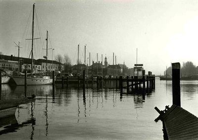 HE_INDUSTRIEHAVEN_005 Het Groote Dok met plezierjachten, links de kuiperij langs de Industriehaven; ca. 1980