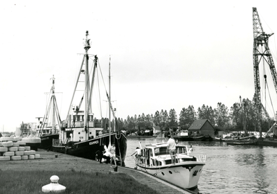 HE_KANAALWEGWESTZIJDE_005 Betonningsvaartuigen Haringvliet en Krammer van Rijkswaterstaat in het Kanaal door Voorne; 1967
