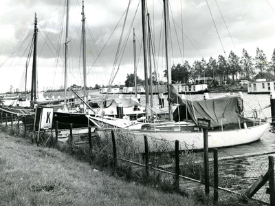 HE_KANAALWEGWESTZIJDE_007 Het betonningsvaartuig Haringvliet van Rijkswaterstaat in het Kanaal door Voorne; 29 december 1961