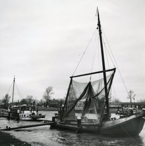 HE_KANAALWEGWESTZIJDE_015 Vissersschepen in het Kanaal door Voorne; 5 februari 1966