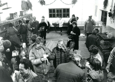 HE_KINDERBOERDERIJ_003 Warme chocolademelk drinken op de kinderboerderij de Kerkestee; 28 december 1984
