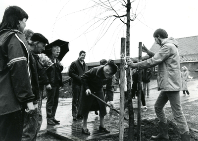 HE_KINDERBOERDERIJ_005 Mevrouw Parlevliet plant de laatste boom; 12 april 1984