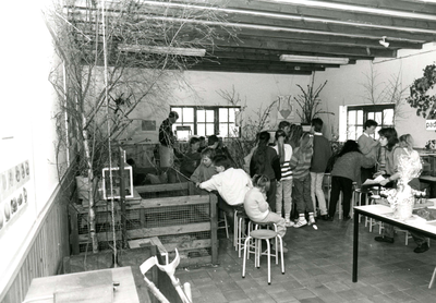 HE_KINDERBOERDERIJ_008 Leerlingen krijgen natuureducatie in de kinderboerderij de Kerkestee; 17 maart 1988