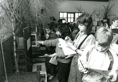 HE_KINDERBOERDERIJ_009 Leerlingen krijgen natuureducatie in de kinderboerderij de Kerkestee; 17 maart 1988