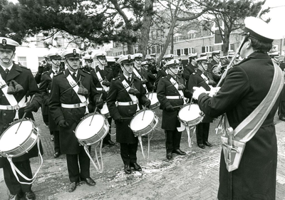 HE_MARINE_009 Optreden van de marinierskapel bij de in overdracht van de mijnenveger Hellevoetsluis; 20 februari 1987