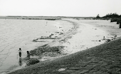 HE_NIEUWEZEEDIJK_002 Het kleine strandje langs de Nieuwe Zeedijk; ca. 1972