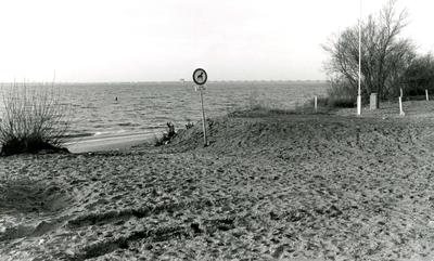 HE_NIEUWEZEEDIJK_009 Het kleine strandje langs de Nieuwe Zeedijk, op de achtergrond de Haringvlietdam; 13 december 1990