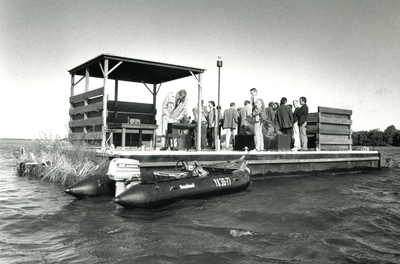 HE_NIEUWEZEEDIJK_011 Drijvende steigers op het Haringvliet voor watersporters; 15 oktober 1992