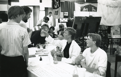 HE_ONDERWIJS_002 Presentaties over stages door leerlingen van het Jacob van Liesveldt; 21 mei 1990