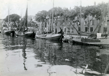 HE_OOSTKADE_004 Vissersschepen liggen afgemeerd langs de Oostkade; ca. 1910